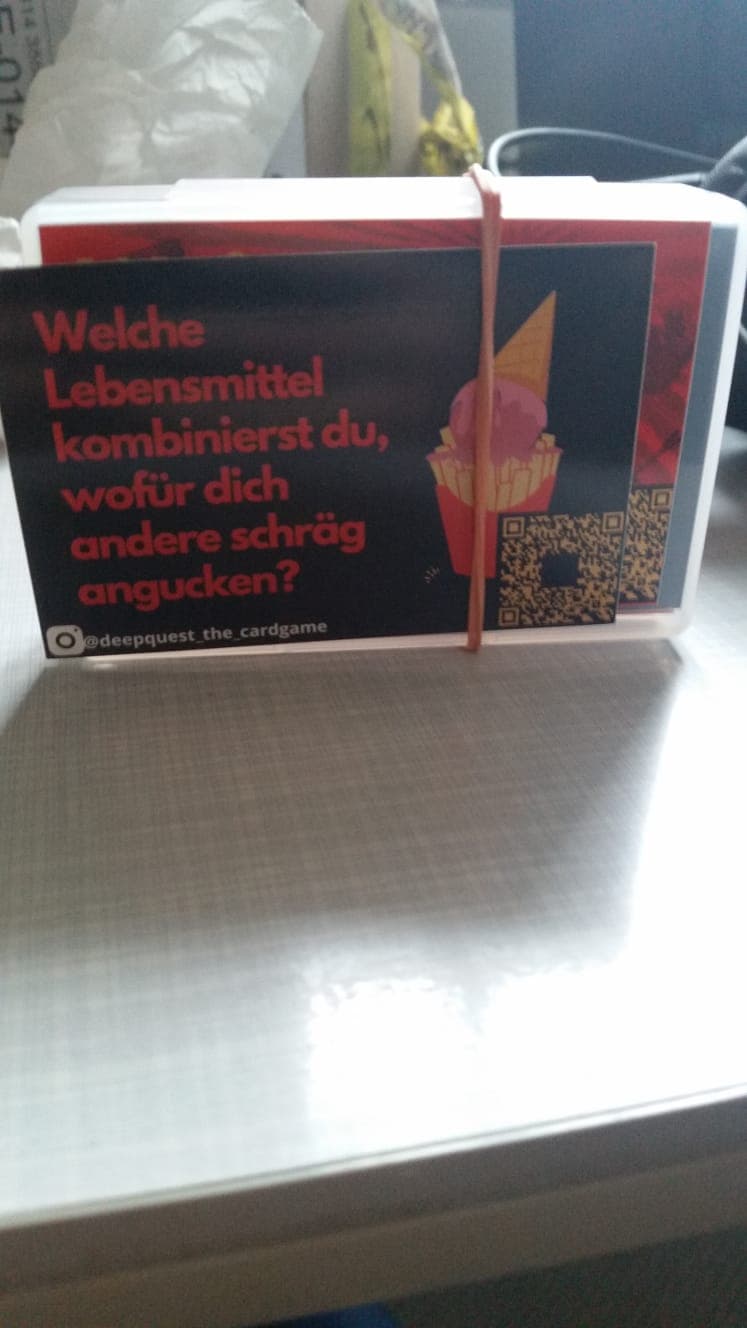 DEEP QUEST Karte mit Instagram-QR-Code von @deepquest_the_cardgame