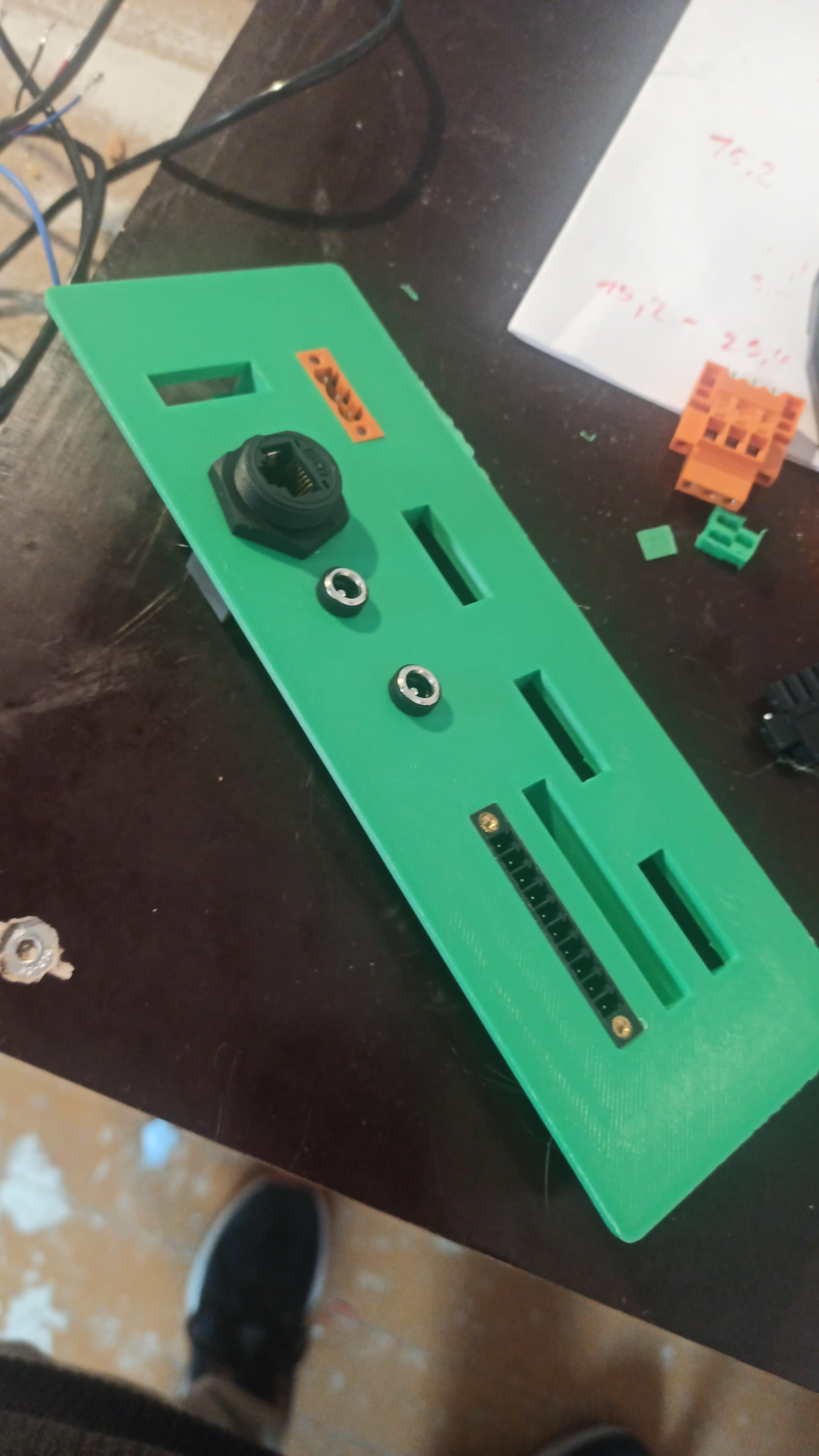 Frühe Designversion der Gehäuseabdeckung als grüner 3D-Druck