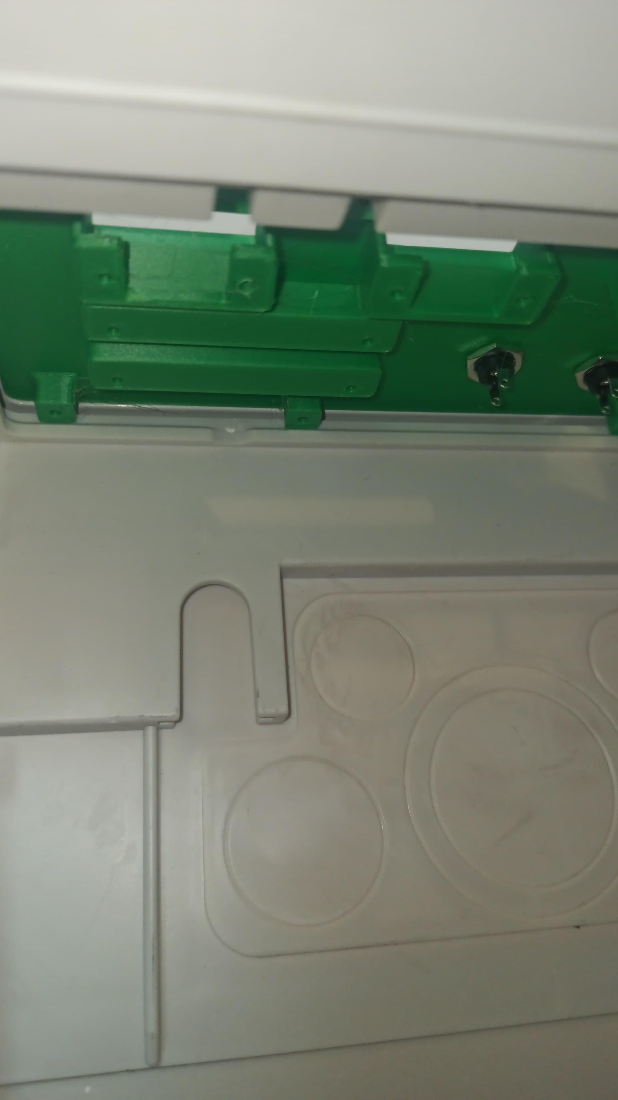 Grüne 3D-gedruckte Halterungen für Staubabsaugung und Werkzeugtaster
