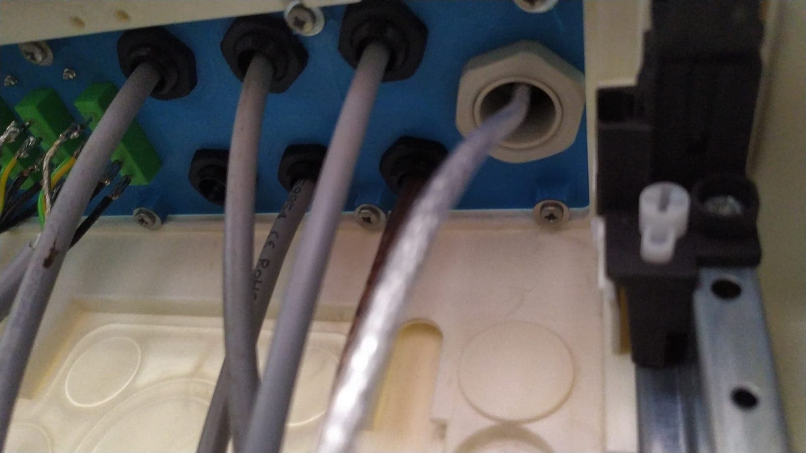 Kabeleinführungen am Elektronikgehäuse