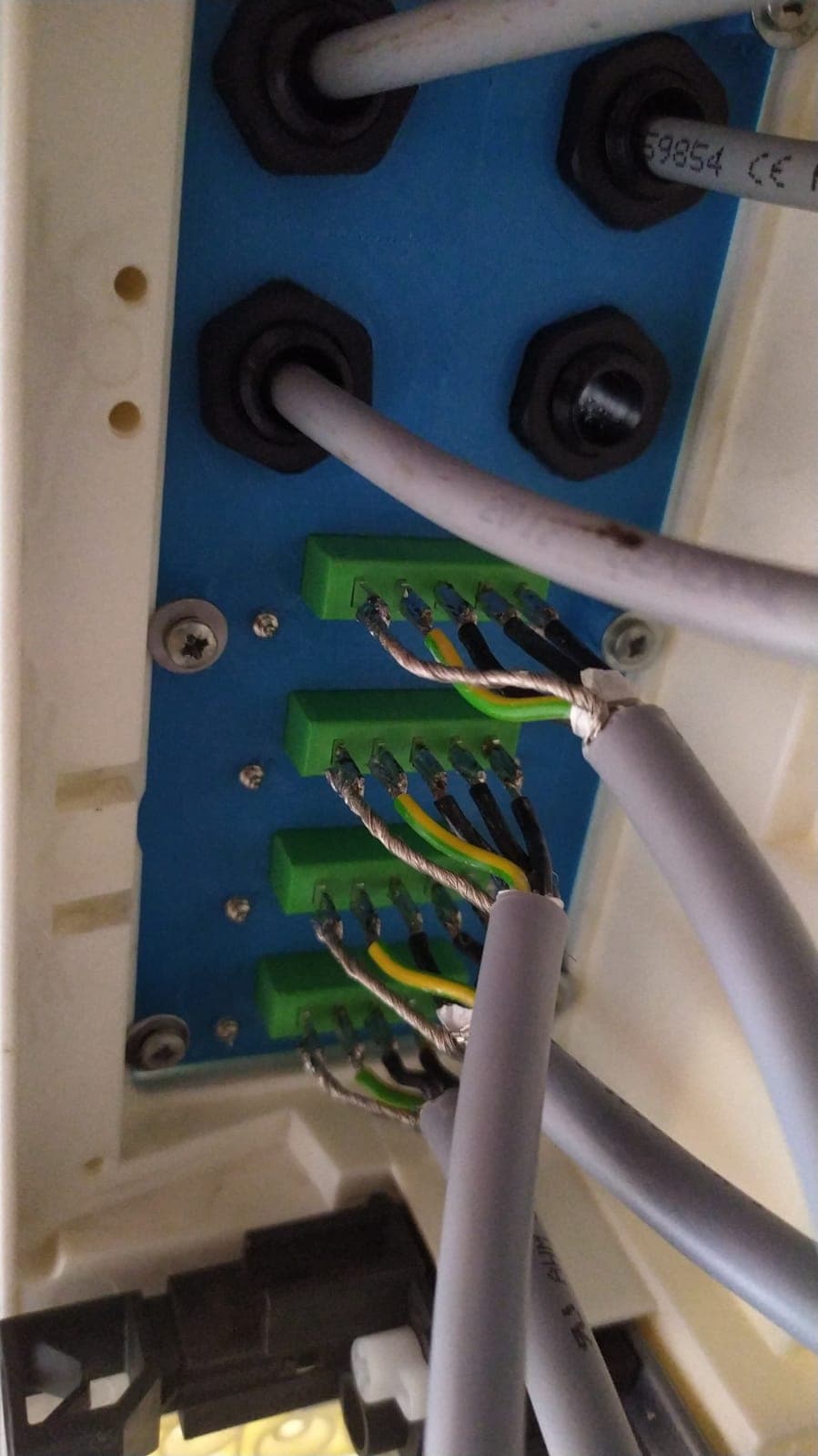 Verdrahtung im Elektronikgehäuse