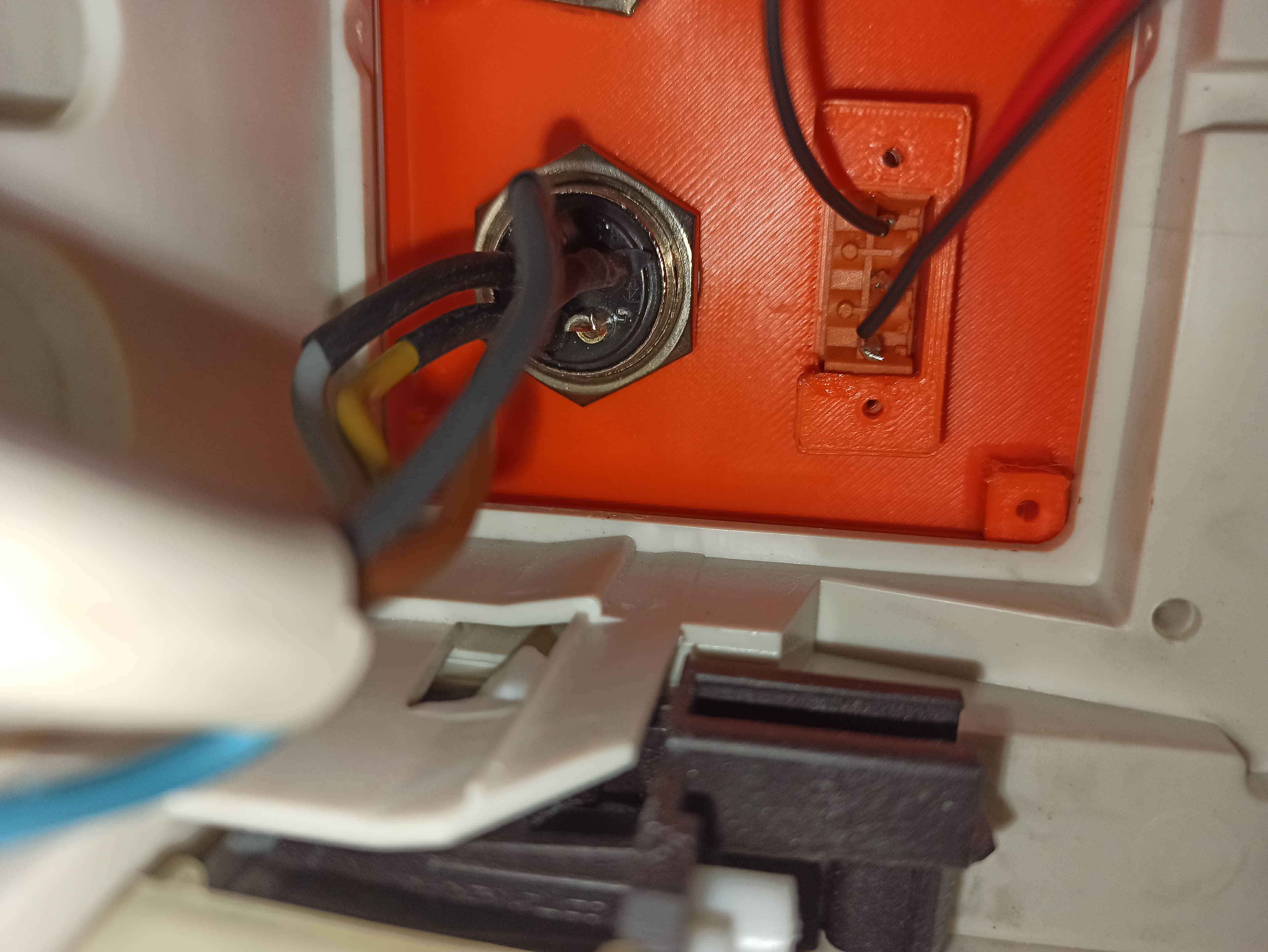 Das Elektronikgehäuse mit orangefarbener Deckelplatte