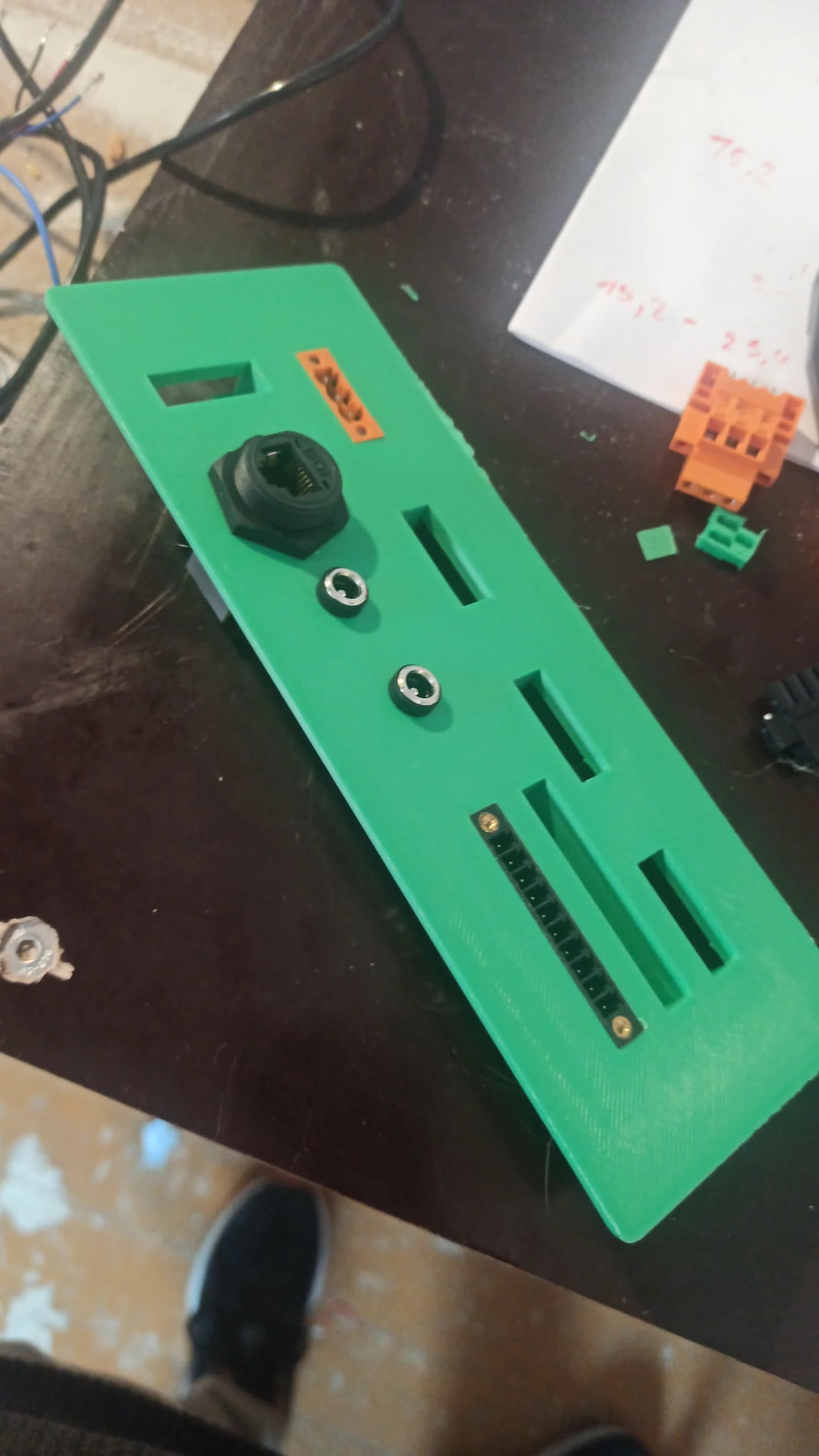 Frühe Designversion der Gehäuseabdeckung als grüner 3D-Druck