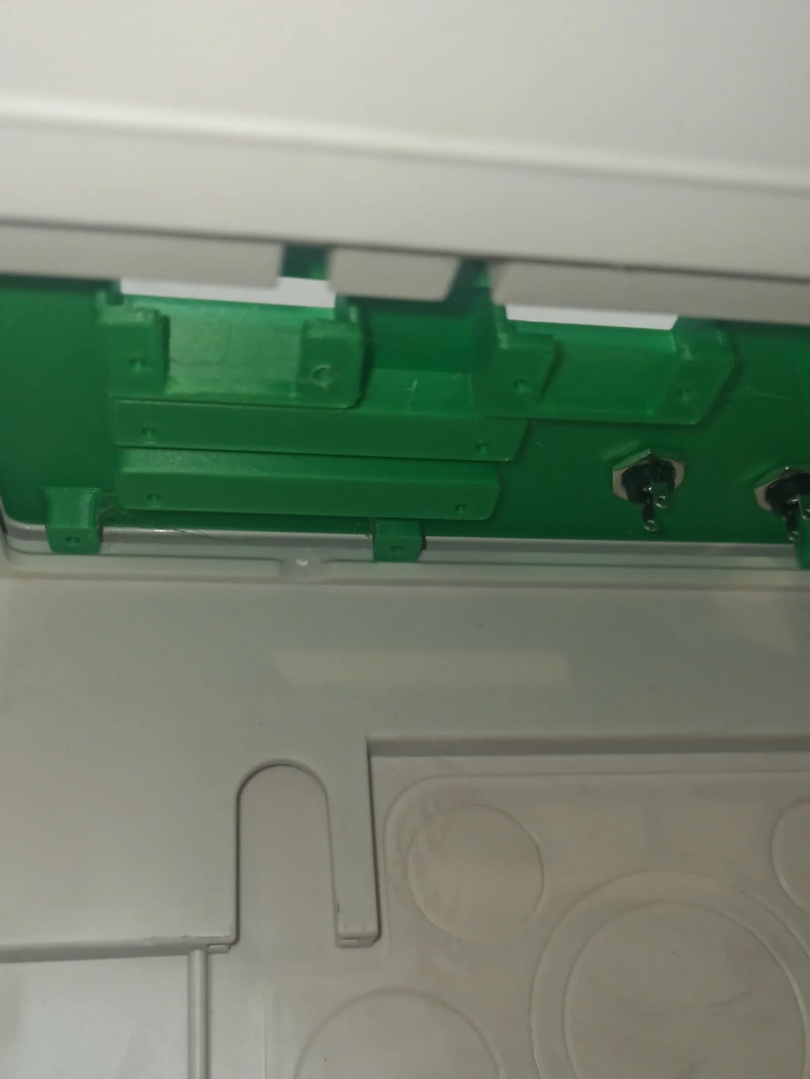 Grüne 3D-gedruckte Halterungen für Staubabsaugung und Werkzeugtaster