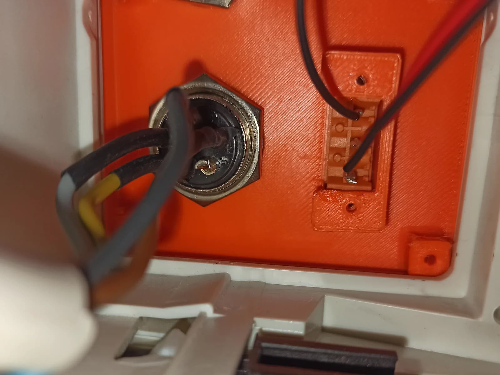 Das Elektronikgehäuse mit orangefarbener Deckelplatte