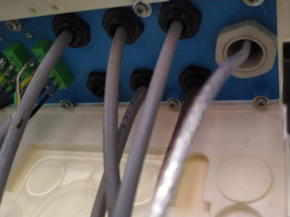 Kabeleinführungen am Elektronikgehäuse