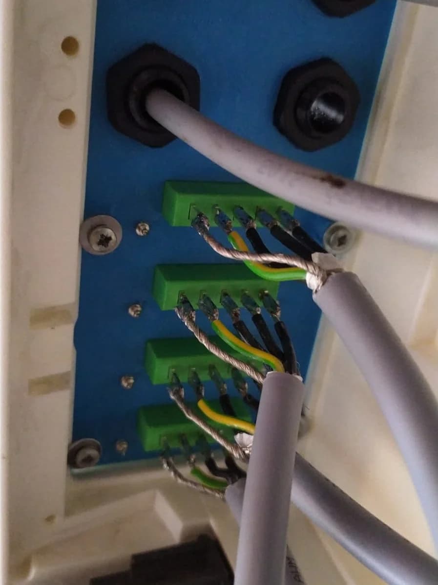 Verdrahtung im Elektronikgehäuse