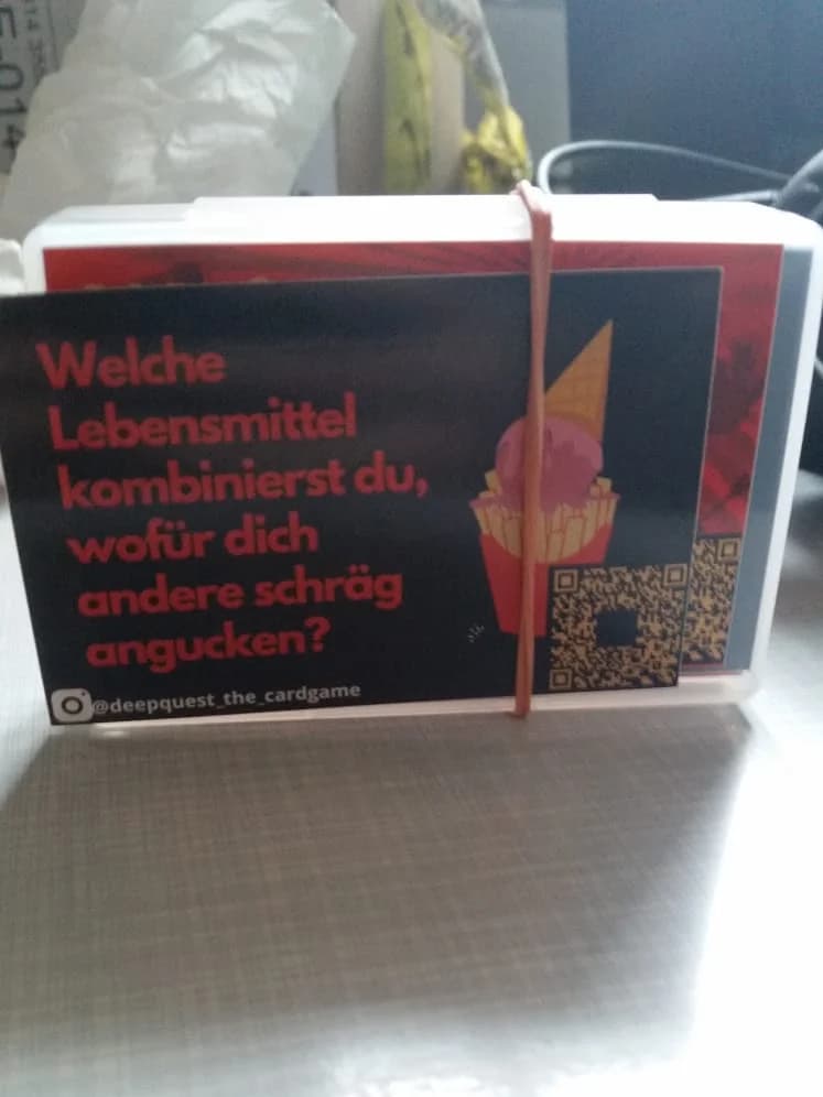 DEEP QUEST Karte mit Instagram-QR-Code von @deepquest_the_cardgame