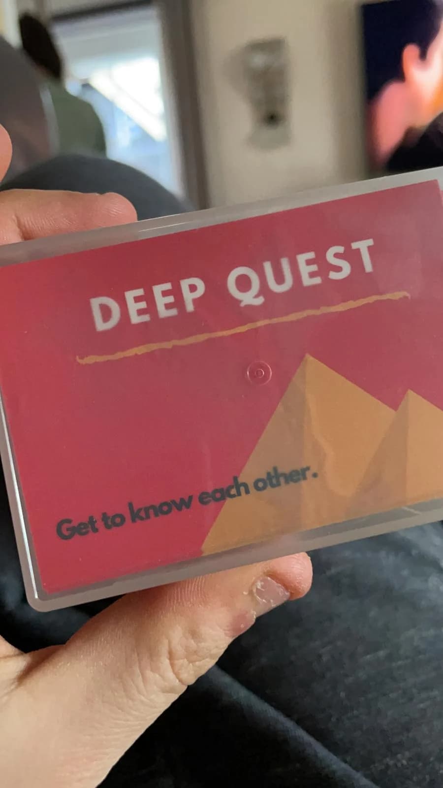 Verpacktes DEEP QUEST Kartenspiel in der Hand