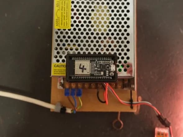 ESP8266 und Netzteil auf der Trägerplatte, daneben der leuchtende Streifen