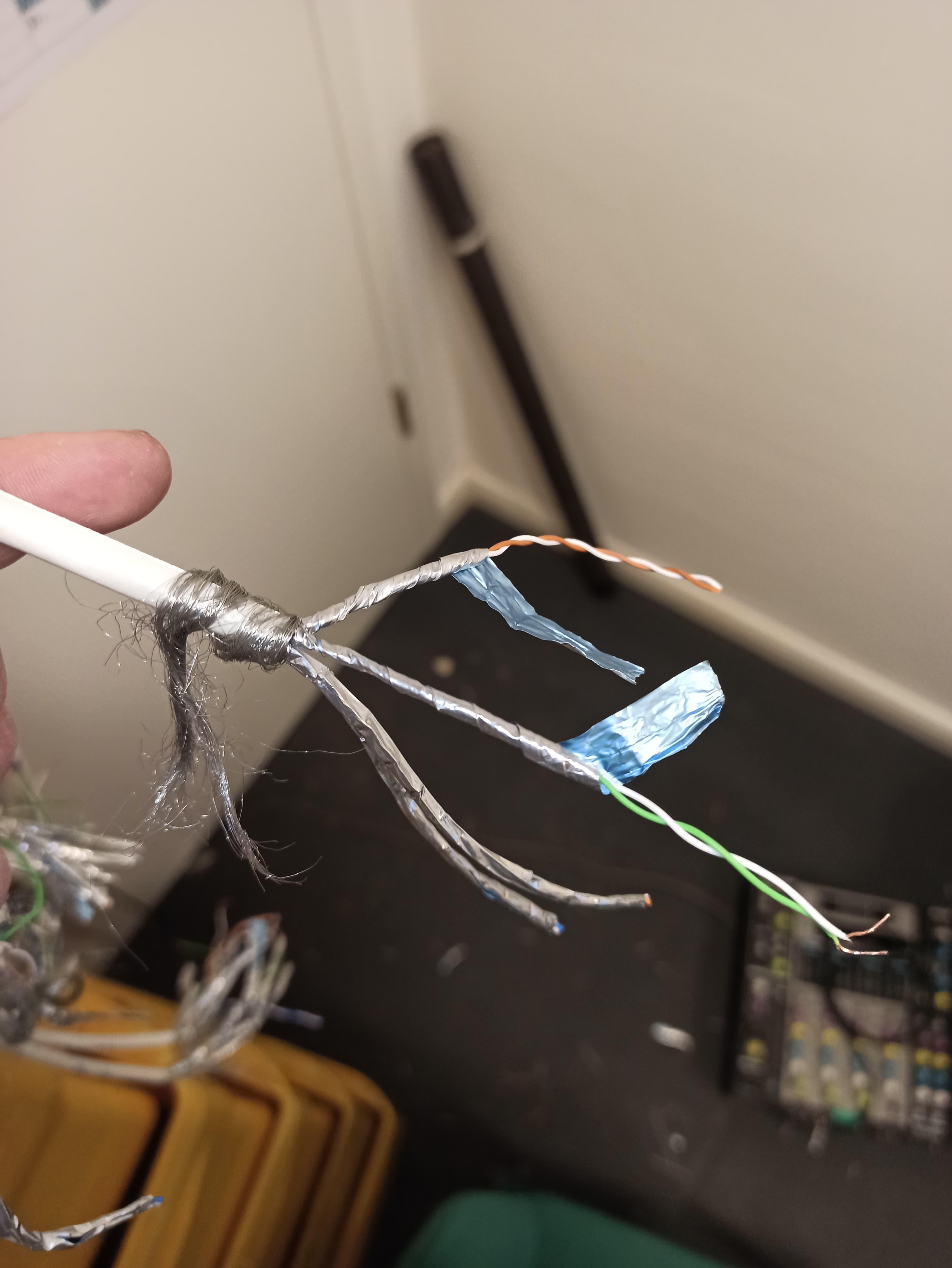 Einzelnes Cat-7-Kabel beim Absetzen