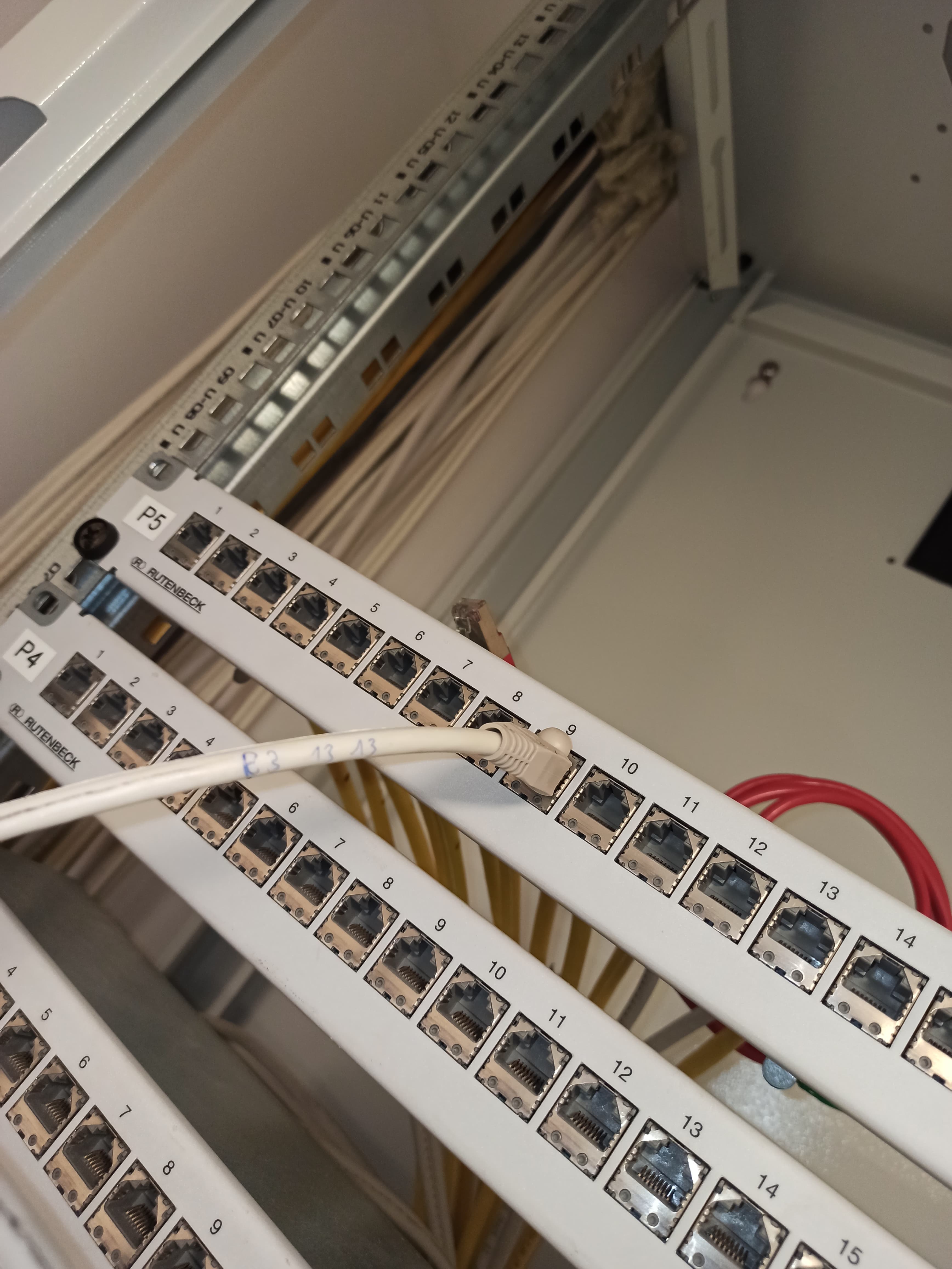 Erstes Patchkabel eingesteckt