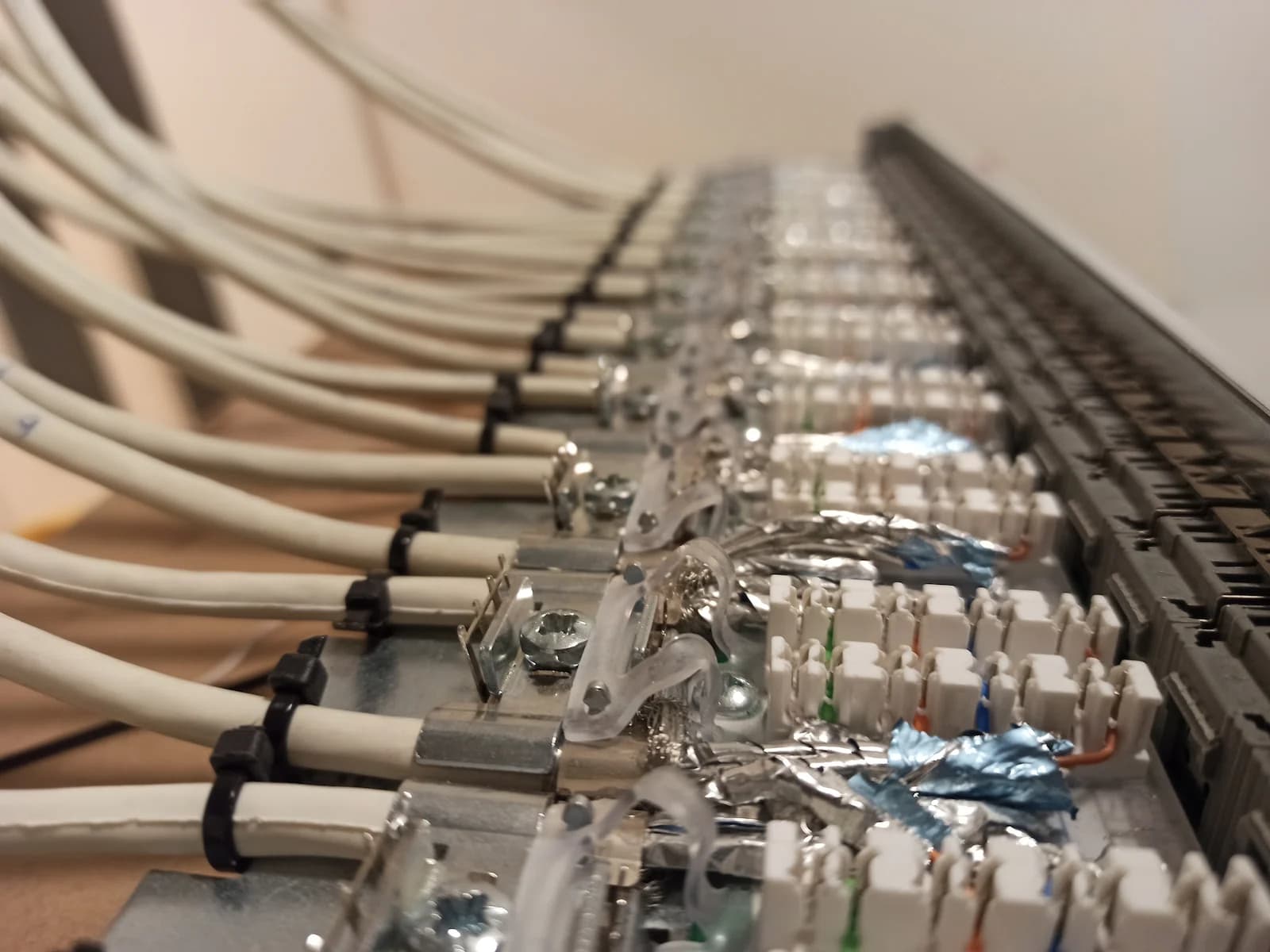 Mehrere Kabel beim Einführen in die Terminierungsblöcke