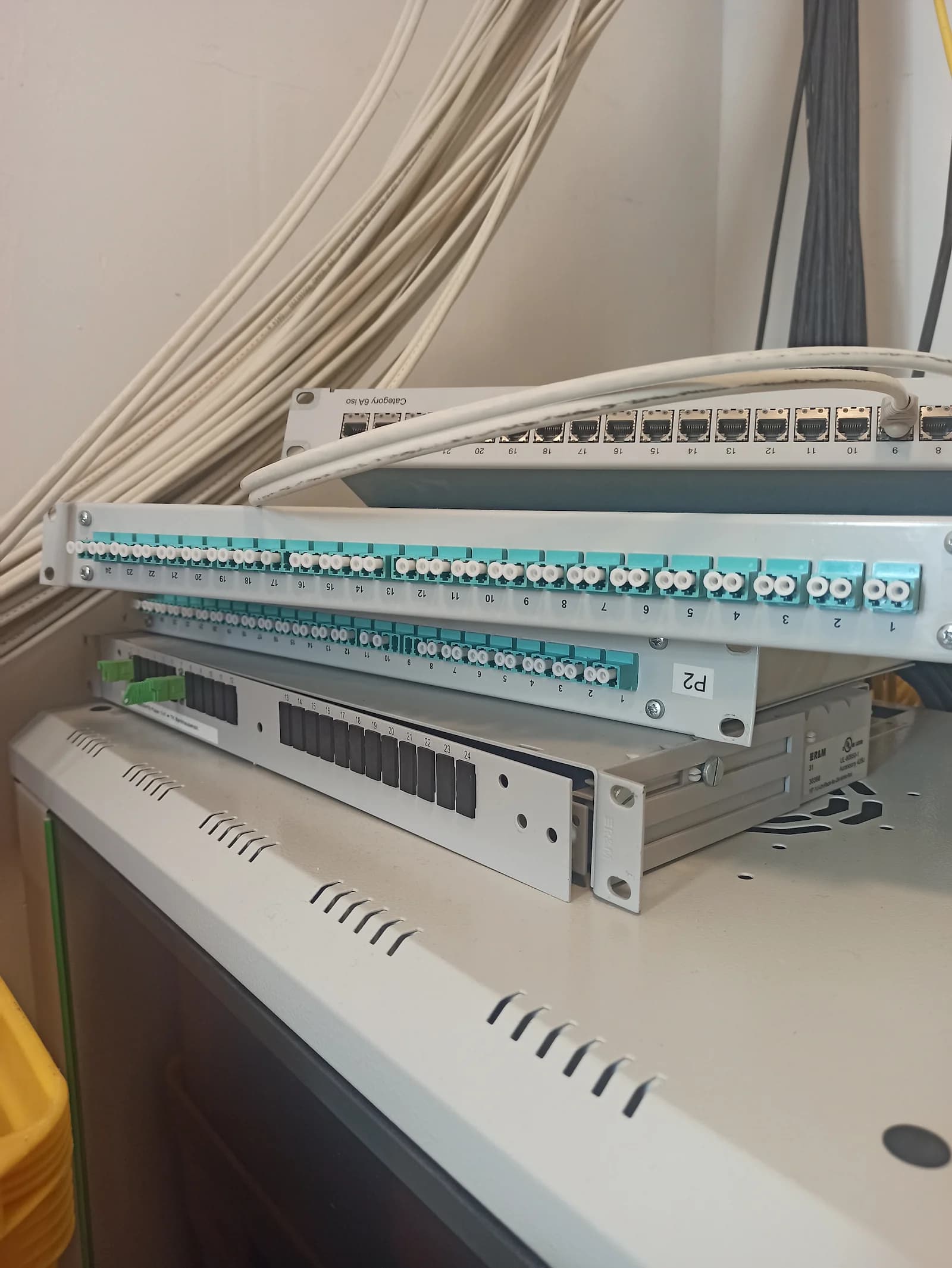 Neu montiertes Patchpanel mit losen Kabeln