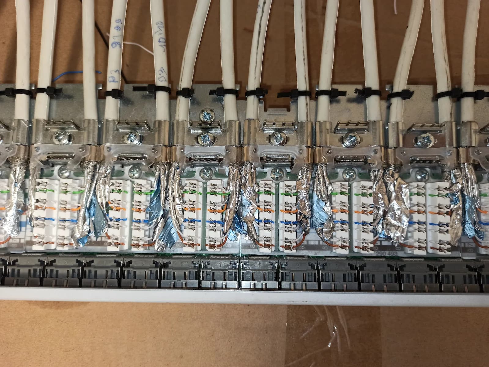 Reihe fertig terminierter Patchpanel-Module