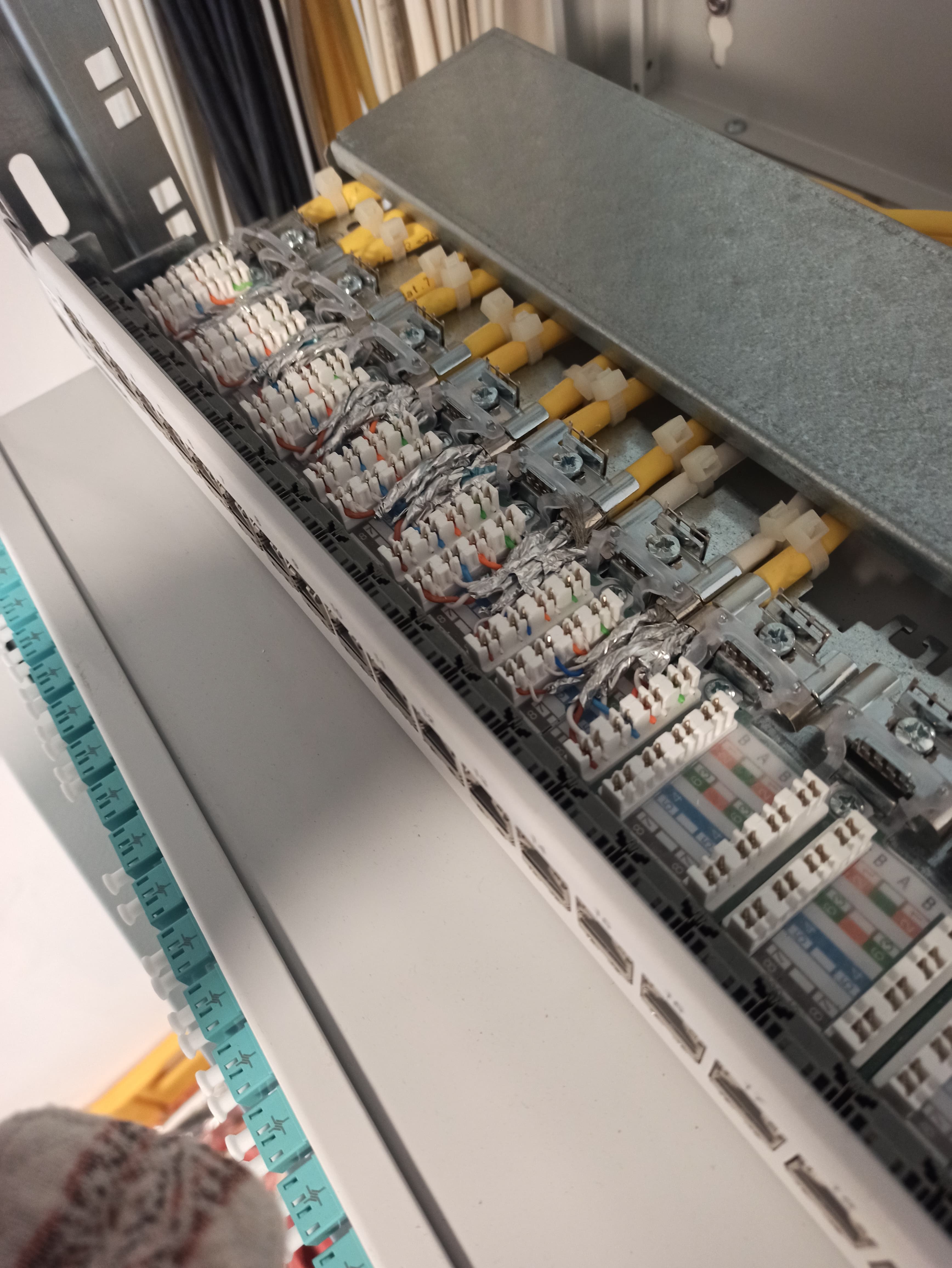 Fertig terminierte Rückseite eines Patchpanels
