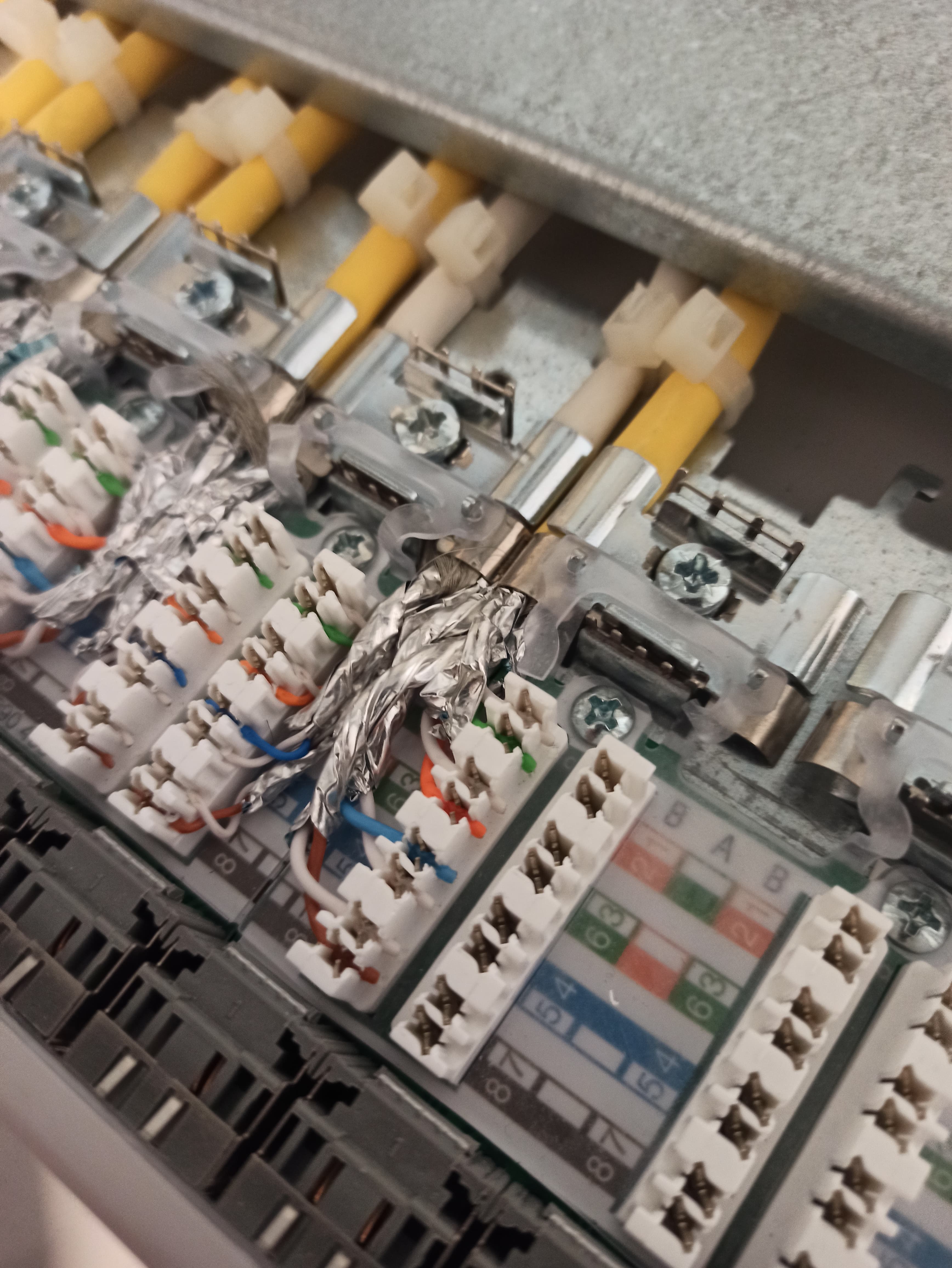 Patchpanel auf der Werkbank beim Terminieren